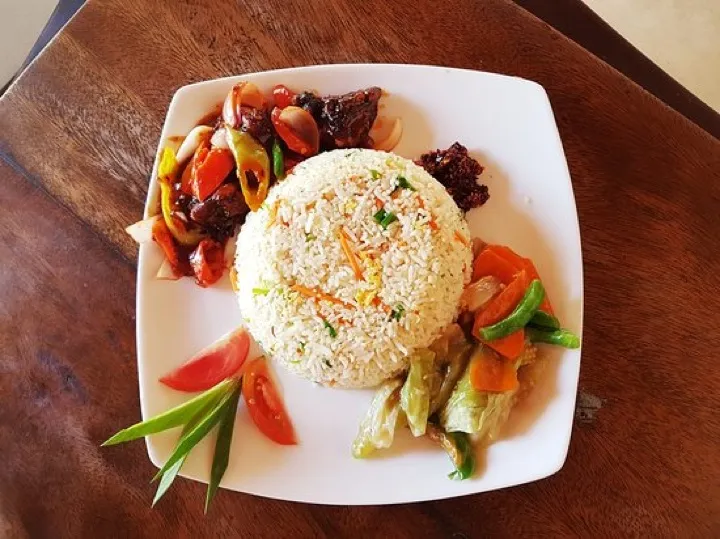 Fried rice with stir-fried beef and vegetables on a square plate